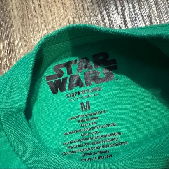 Star Wars Baby Yoda Green Holiday Graphic Kids T-Shirt Size Medium - Picture 2 of 4